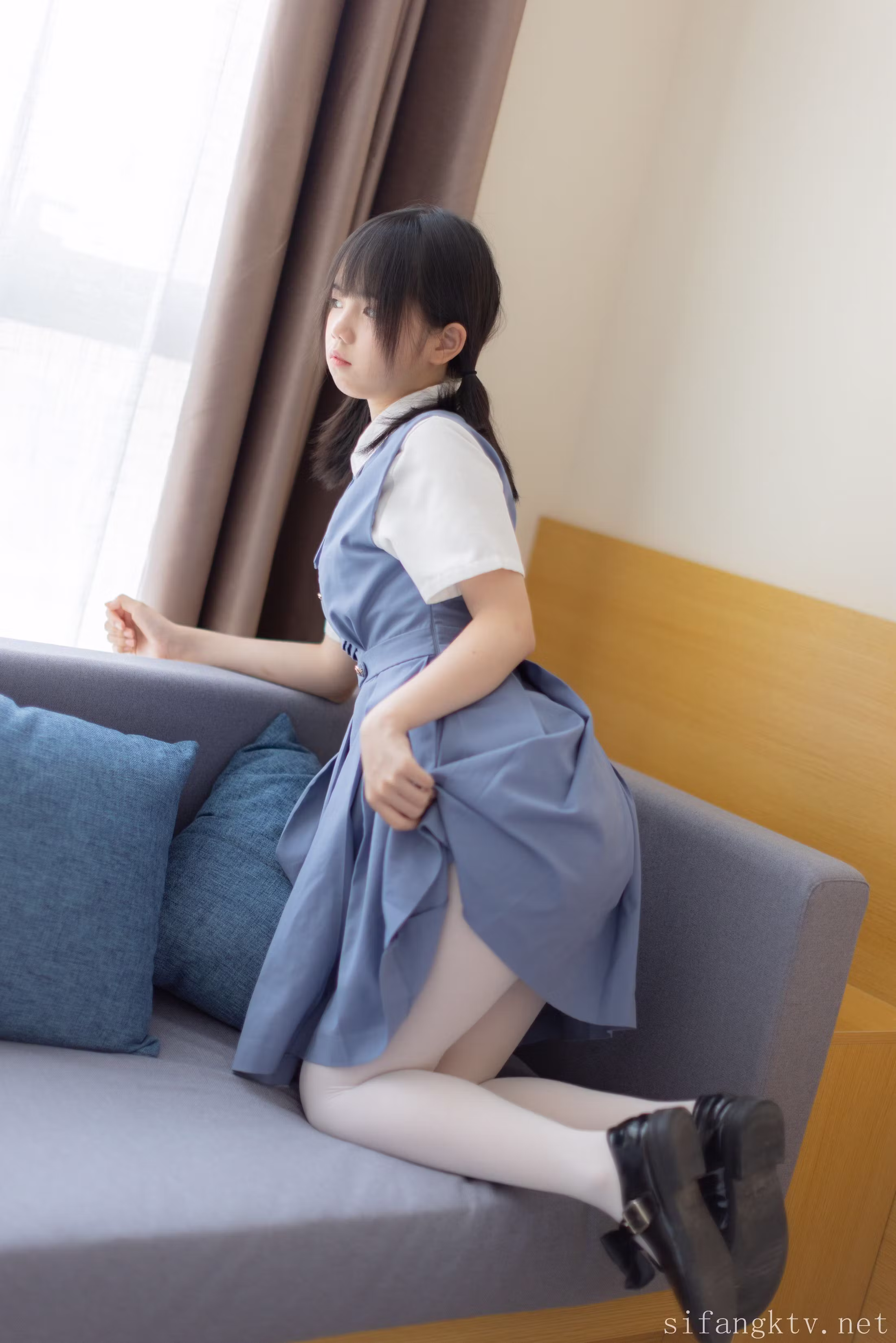 浅蓝色学院风背心裙搭配白色短袖衬衫JK特写